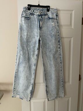 Distressed jeans with hem splits